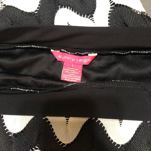 Sunny Leigh Small form fitted ladies black & white zig zag patterned 23” skirt. - Picture 5 of 6